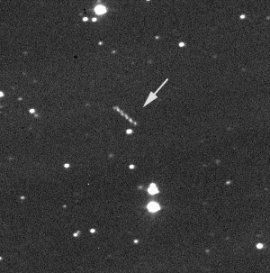 Andrea Aletti del Observatorio Astronmico Schiaparelli realiz esta fotografa de diez minutos de exposicin de J002E3 deslizndose entre las estrellas de la constelacin de Tauro el 17 de septiembre. J002E3 rota o gira sobre su propio eje aproximadamente una vez por minuto, lo cual produce las variaciones de su luminosidad que se pueden apreciar en la fotografa.