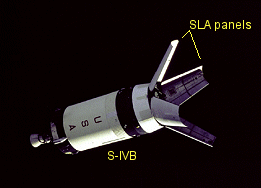 Unidos a la fase del Saturno V, los cuatro paneles del Lunar Module Adapter son recogidos a la posicin completamente abierta. Esta fotografa fue hecha durante la misin del Apollo 7. <A HREF= http://grin.hq.nasa.gov/ABSTRACTS/GPN-2000-001483.html target=_blank>[ms]</A>