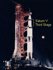 El cohete Saturno V del Apolo 12 aguarda su lanzamiento en 1969.
