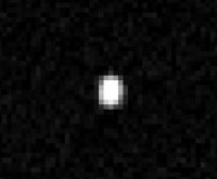 Esta imagen actual del Hubble de Quaoar es la suma de dieciseis exposiciones separadas realizadas con la nueva Cmara Avanzada para Reconocimientos del Hubble. <A HREF= http://oposite.stsci.edu/pubinfo/pr/2002/17/extra-photos.html target=_blank>[ms]</A>