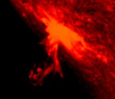 Una llamarada solar enva una onda expansiva de radiacin energtica al espacio.<A HREF= http://science.nasa.gov/headlines/y2002/06feb_hessi.htm>[ms]</A>