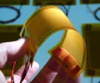 Este material piezo elctrico, desarrollado en el Langley Research Center (LaRC) de la NASA puede sentir deformaciones como dobleces o presin de superficie, produciendo un pequeo voltaje en respuesta que puede actuar como una seal para un computador central. Imagen cortesa de la NASA Morphing Project en LaCR.