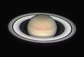 El fotgrafo Ed Grafton captur esta imagen de Saturno el 11 de diciembre de 2002 en Houston, Texas. Utiliz un telescopio de 14 pulgadas y una cmara fotogrfica de CCD <A HREF= http://science.nasa.gov/headlines/y2002/images/saturn/grafton.jpg target=_blank>[ms]</A>