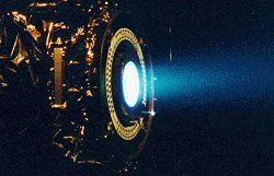 El fantasmal escape azul del motor de propulsin inico de Deep Space 1. La energa recogida por los paneles solares de la nave se usa para ionizar tomos de xenn. Al ser expulsados hacia atrs  por un fuerte campo magntico, la nave aumenta lentamente su velocidad.