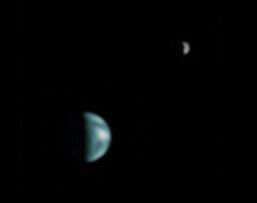 La Tierra y la Luna, tal y como se vieron desde Marte el 8 de Mayo de 2003. Se ha aplicado sobre la imagen cierto proceso para hacer ms visibles tanto a la Tierra como a la luna, ms oscura.
Crdito: NASA/JPL/Malin Space Science Systems. <a href=http://www.msss.com/mars_images/moc/2003/05/22/>[Ms]</a>.