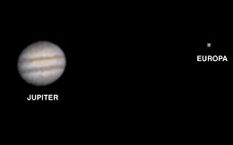 La Mars Global Surveyor tambin fotografi a Jupiter con tres de sus lunas el 8 de Mayo de 2003. Solo representamos a Europa aqu; tambin se pueden observar a Ganmedes e Io en una <a href=http://science.nasa.gov/headlines/y2003/images/alienearth/jupiter_a200.jpeg>versin mayor</a> de esta imagen. Crdito: NASA/JPL/Malin Space Science Systems. <a href=http://www.msss.com/mars_images/moc/2003/05/22/>[ms]</a>