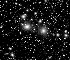 El grupo de galaxias Perseus . Cada borroso objeto es una galaxia. Pasa inadvertida la extensa nube de gas que rellena el grupo. Cerca del centro se encuentra un agujero negro supermasivo.
