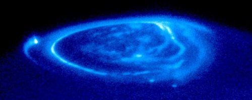 Imagen del Telescopio Espacial Hubble de las auroras sobre Jpiter. <A HREF= http://antwrp.gsfc.nasa.gov/apod/ap001219.html taget=_blank>[ms]</A>