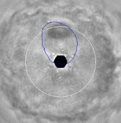 Esta combinacin de imgenes ultra-violeta (UV) de Cassini revela la Gran Mancha Oscura arremolinndose cerca del polo norte de Jpiter. La zona auroral de Jpiter se indica por la curva azul. <A HREF= http://ciclops.lpl.arizona.edu/ciclops/images_jupiter.html target=_blank>[ms]</A>