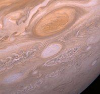 La Gran Mancha Roja es una tormenta incesante enraizada profundamente en la atmsfera de Jpiter. <A HREF= http://antwrp.gsfc.nasa.gov/apod/ap020205.html target=_blank>[ms]</A>