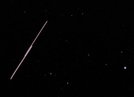La fotgrafa Carol Lakomiak tom esta foto (con una exposicin de 30 s y una pelcula de 400 ASA) de la Estacin Espacial Internacional y el transbordador espacial atravesando juntos el cielo sobre Tomahawk, Wisconsin, el 2 de diciembre de 2002. El transbordador es la ms brillante de las dos lneas.