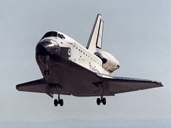 Esta imagen de un transbordador espacial aterrizando en California revela su parte inferior oscura y su parte superior reflectante de un color ms claro.<A HREF= http://www.spaceflight.nasa.gov/gallery/images/shuttle/sts-100/html/sts100-s-025.html target=_blank>[ms]</A>