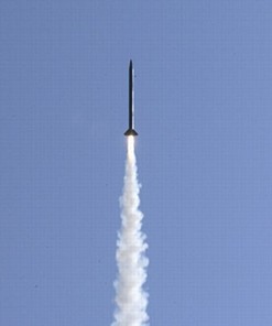 No, esto no es el último satélite de comunicaciones en ruta hacia su órbita. Este cohete a escala ha sido construido por estudiantes de bachillerato. Imagen cortesía de la NASA.