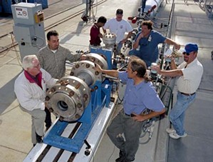 Los científicos e ingenieros de la NASA y Stanford trabajan en la preparación de las pruebas para el nuevo cohete sólido basado en parafina. Los retratados son (en el sentido de las agujas del reloj desde la esquina inferior izquierda): Brian Cantwell, Arif Karabeyoglu, Shane De’Zilwa, Rusty Hunt, Dave Yaste, Kent Shiffer, Greg Zilliac. Imagen cortesía de la <A HREF= http://amesnews.arc.nasa.gov/releases/2003/03images/paraffin/paraffin.html target=_blank>NASA</A>.