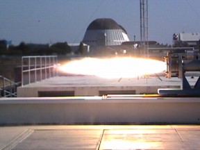 ¡No es la llama de una vela!. Esta prueba del combustible basado en parafina fue realizado en el Centro de Investigación de Ames. Imagen cortesía de la <A HREF= http://amesnews.arc.nasa.gov/releases/2003/03images/paraffin/paraffin.html target=_blank>NASA</A>.