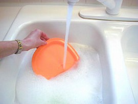 Un poco de jabón y de agua es todo lo que se necesita para hacer tu propio experimento científico. Cortesía <A HREF= http://junctionof-ot-function.com/activities/dishwashing.html targt=_blank>Junta Para la Función Terapéutica Ocupacional</A>