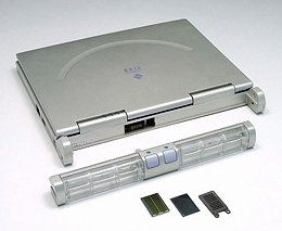 Este prototipo de ordenador porttil de Casio puede operar durante ms de 20 horas con una recarga de la clula de combustible de su sistema de energa, mostrado aqu fuera del ordenador. Copyright 2002 <A HREF= http://www.casio.com/ target=_blank>[Casio Inc]</A>