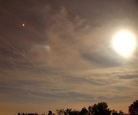 El 7 de septiembre, Marte y la casi luna llena sobre Pittsburg, PA. A cargo de: Jerry Xiaojin Zhu.