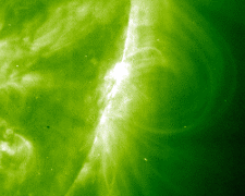 Un telescopio ultravioleta a bordo del Observatorio Heliosfrico Solar (SOHO) captur esta imagen en negativo el 4 de noviembre de 2003. de la sper llamarada X28 cerca de un lado del sol <A HREF= http://sohowww.nascom.nasa.gov/hotshots/2003_11_04/ target=_blank>[ms]</A>
