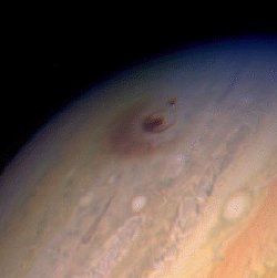 El lugar de impacto de uno de los fragmentos del cometa SL9 en la capa superior de nubes de Jpiter. <A HREF= http://antwrp.gsfc.nasa.gov/apod/ap980728.html target=_blank>[ms]</A>