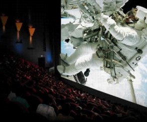 Sentado en una sala IMAX, la pantalla gigante casi llena tu campo de visin, aumentando la sensacin de inmersin. Imagen Copyright  2002 IMAX Corp.