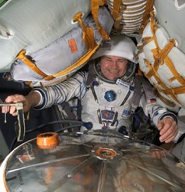 El cosmonauta Nikolai M. Budarin, Ingeniero de vuelo de expedicin, estrujado dentro de una nave Soyuz. El espacio es ajustado <A HREF= http://spaceflight.nasa.gov/gallery/images/station/soyuz-tma/html/iss006e21115.html target=_blank>[ms]</A>

