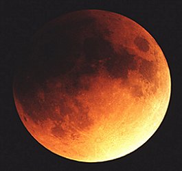 El fotgrafo canadiense Dominic Cantin captur esta imagen de la Luna dentro de la sombra terrestre el 10 de Enero de 2000.
