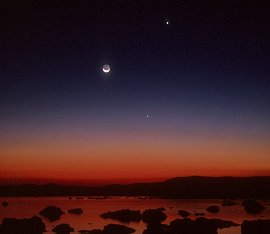 La última vez Júpiter y la Luna menguante aparecieron juntos antes del amanecer, y así es como se veían. <a href=mailto:yoandy@hotmail.com>Andy Skinner</a> tomó la imagen desde el lago Mono Lake, california, el 24 de Septiembre de 2003. <a href=http://science.nasa.gov/headlines/y2003/images/magicmornings/Skinner1_labeled.jpg>Pulse</a> para ver los nombres