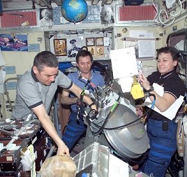 La vida en el espacio es muy ajetreada... y ruidosa. En la fotografa la tripulacin de la Estacin Espacial Internacional realiza mantenimiento del Sistema de Aislamiento de Vibraciones Treadmill [<a href= http://www.spaceflight.nasa.gov/gallery/images/station/crew-5/html/iss005e17402.html target=_blank>ms</a>]