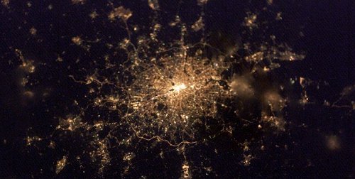 Londres, Inglaterra, fotografiado por Don Pettit desde la rbita terrestre en Febrero, 2003. <A HREF= http://eol.jsc.nasa.gov/scripts/sseop/photo.pl?mission=ISS006&roll=E&frame=22939&QueryResultsFile=1048138731408.tsv target=_blank>[ms]</a>
