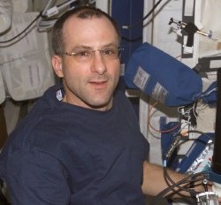 El oficial cientfico Don Pettit, de la ISS. Don es miembro de la Expedicin 6 de la ISS. Ha estado en el espacio desde noviembre de 2002. <A HREF= http://spaceflight.nasa.gov/station/crew/exp6/spacechronicles.html target=_blank>[Ms informacin]</A>