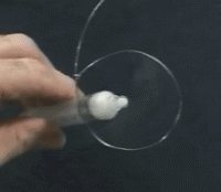 Pettit inyecta una solucin que contiene copos de mica de 0,5 micras de  dimetro en el interior de la lmina de agua.<A HREF= http://science.nasa.gov/headlines/y2003/images/nosoap/spiralgalaxy.mov target=_blank>[ms]</A>