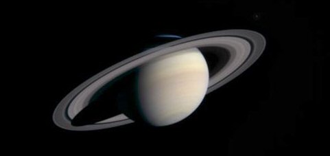 Saturno tal como lo vio la nave Cassini-Huygens en noviembre de 2003. <A HREF= http://antwrp.gsfc.nasa.gov/apod/ap031210.html target=_blank>[ms]</A>
