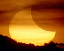 Chris Go de Filipinas tom esta imagen del Sol parcialmente eclipsado el 10 de Junio de 2002. <A HREF= http://science.nasa.gov/spaceweather/eclipses/gallery_10june02_page5.htm target=_blank>[ms]</A>
