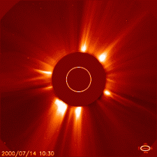 La astronave SOHO grab esta CME el 14 de Julio de 2000. Las partculas de alta energa aceleradas por la explosin salpicaron la cmara de la astronave y nublaron su visin. <A HREF= http://science.nasa.gov/headlines/y2000/ast14jul_2m.htm target=_blank>[ms]</A>