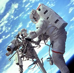 Los astronautas que caminan por el espacio necesitan buenos pronsticos de tormentas de radiacin solar. <A HREF= http://antwrp.gsfc.nasa.gov/apod/ap010529.html target=_blank>[ms]</A>
