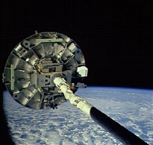 La Instalacin <A HREF= http://www.svec.uh.edu/wsfp.html target=_blank>Wake Shield</A> sostenida en el espacio por el brazo robtico del transbordador. Imagen cortesa de la NASA.