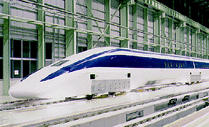 El tren experimental maglev <A HREF= http://www.rtri.or.jp/rd/maglev/html/english/mlx01_E.html target=_blank> MLX01</A>, actualmente sometido a pruebas por el <A HREF= http://www.rtri.or.jp/index.html target=_blank>Instituto de Investigacin Tcnica del Ferrocarril de Japn</A>  (RTRI, por sus siglas en ingls), utiliza superconductores de baja temperatura modelo antiguo que requieren helio lquido como refrigerante. Los superconductores de alta temperatura pueden utilizar en cambio nitrgeno lquido, el cual es ms barato, ms abundante, y ms fcil de manejar. Imagen cortesa del <A HREF= http://www.rtri.or.jp/rd/maglev/html/english/mlx01_E.html target=_blank>RTRI</A>
