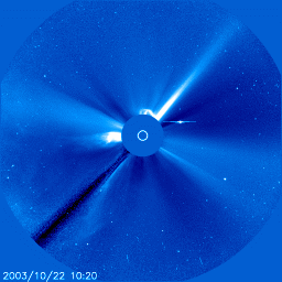 Gráficos de la corona del SOHO grabaron esta película de una eyección de masa de la corona (CME) dirigiéndose a la Tierra el 22 de octubre. Las predicciones del NOAA esperan que alcance la tierra alrededor del 24 de octubre, pero no tan severamente como la supertormenta de 1859.