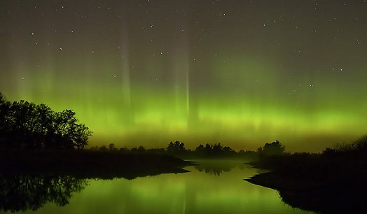 Esta Aurora Boreal apareció sobre Wisconsin el 22 de octubre de 2003. Durante la supertormenta de 1859, tales auroras aparecieron tan al Sur como Cuba y Hawai. Copyright de la foto: Chris VenHaus.