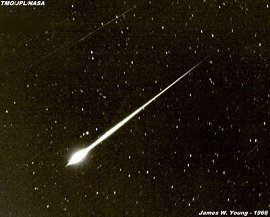 Jim Young fotografi esta bola de fuego Lenida en 1966. <A HREF= http://antwrp.gsfc.nasa.gov/apod/ap981113.html target=_blank>[ms]</A>