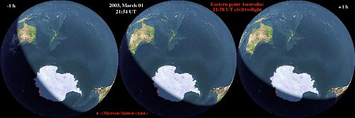Los meteoritos que llegan desde el cometa Bradfield caern en el hemisferio sur de La Tierra. Estos tres fotogramas describen La Tierra vista desde el grupo de meteoritos una hora antes (izquierda), durante (centro) y una hora despus (derecha) del esperado estallido. Crdito de la imagen: Peter Jenniskens de NASA Ames.