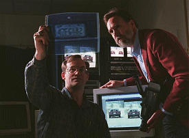Los Inventores Paul Meyer (izquierda) y David Hathaway observan un número de matrícula revelado mediante el uso del premiado software: Registro y Estabilización de Imagen de Vídeo - en inglés Video Image Stabilization and Registration (VISAR).
