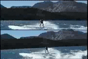 El esquiador planea sobre el agua cuando el vdeo, tomado con una cmara digital porttil (abajo), es mejorado usando VISAR (arriba). <A HREF=http://www1.msfc.nasa.gov/NEWSROOM/news/video/2000/video00-257.htm target=_blank>[ms vdeos]</A>