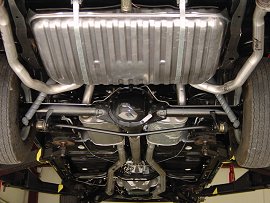 El depósito de combustible de un Chevy Camaro. A los fabricantes de automóviles les gustaría que los depósitos de hidrógeno fuesen aproximadamente del mismo tamaño y peso y almacenasen la misma cantidad de energía. Crédito y copyright de la imagen: <A HREF= http://camaromuscle.com/index6.htm target=_blank>CamaroMuscle.com.</A>