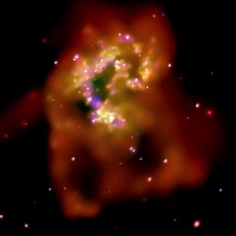 Una imagen de rayos X de Chandra de Las Antenas que revela bucles de gas caliente extendiéndose por el espacio intergaláctico, nubes a muchos millones de grados, y emisiones brillantes de las estrellas de neutrones y los agujeros negros. La imagen está en colores falsos: los rayos X de baja, media y alta energía son rojos, verdes y azules respectivamente