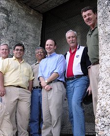 Dan Irwin (con camisa azul claro) en Centroamrica, flanqueado por el Administrador de la NASA Sean OKeefe y el Administrador Asociado para Ciencia Terrestre de la NASA Ghassem Asrar. Irwin es el administrador en la NASA de SIAM-SERVIR. [<A HREF= http://science.nasa.gov/headlines/y2004/images/biocorr2/Irwin1.jpg target=_Blank>Ver imagen ms grande</A>]