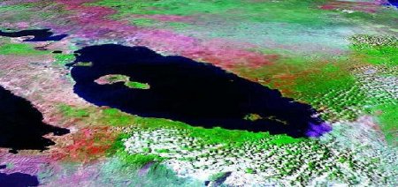 Una escena de un sobrevuelo. Los colores artificiales de esta imagen por satélite del lago Nicaragua representan distintos tipos de cubierta terrestre: verde para los bosques, mientras que el morado, rojo y rosa representan combinaciones de agricultura específicas, tierra baldía y áreas urbanas. Esta vista en perspectiva fue generada usando software de Skyline Software Systems.
