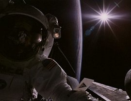 El astronauta Joseph Tanner fotografiado durante una caminata espacial en 1997. [<a href=http://antwrp.gsfc.nasa.gov/apod/ap990214.html target=_blank><u>Ms</u></a>]