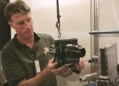 El astronauta Mike Foale fotografa coloideos a bordo de la ISS. [<A HREF= http://microgravity.grc.nasa.gov/6712/comflu/bcat3.html target=_blank>Ms</A>]